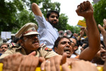 În fața sediului Partidului Bharatiya Janata (Partidul Poporului Indian), în Delhi, al premierului Modi proteste au izbucnit după tragedie. Foto-Profimedia (11)