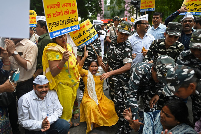 În fața sediului Partidului Bharatiya Janata (Partidul Poporului Indian), în Delhi, al premierului Modi proteste au izbucnit după tragedie. Foto-Profimedia (12)