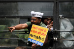 În fața sediului Partidului Bharatiya Janata (Partidul Poporului Indian), în Delhi, al premierului Modi proteste au izbucnit după tragedie. Foto-Profimedia (14)