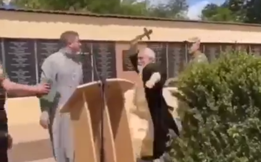 VIDEO. Un preot al Bisericii Ortodoxe Ruse l-a luat la bătaie cu o cruce pe un preot ucrainean din cauza lui Kirill