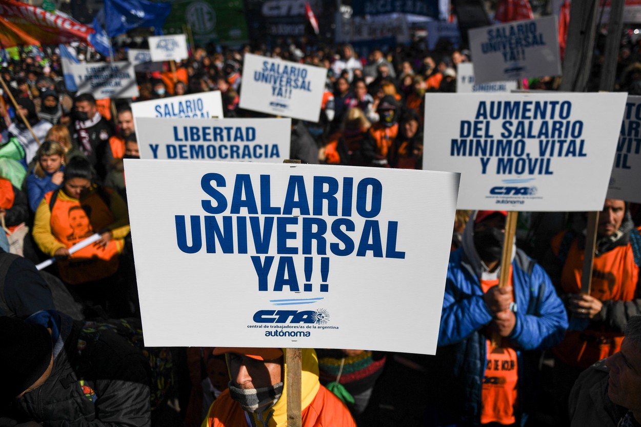Oamenii din Argentina cer un „salariu universal” pentru a face față crizei economice: „Sărăcia a preluat controlul asupra ţării”