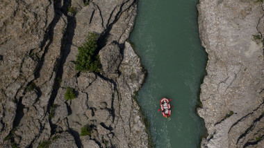 rafting pe raul vjosa printre stanci