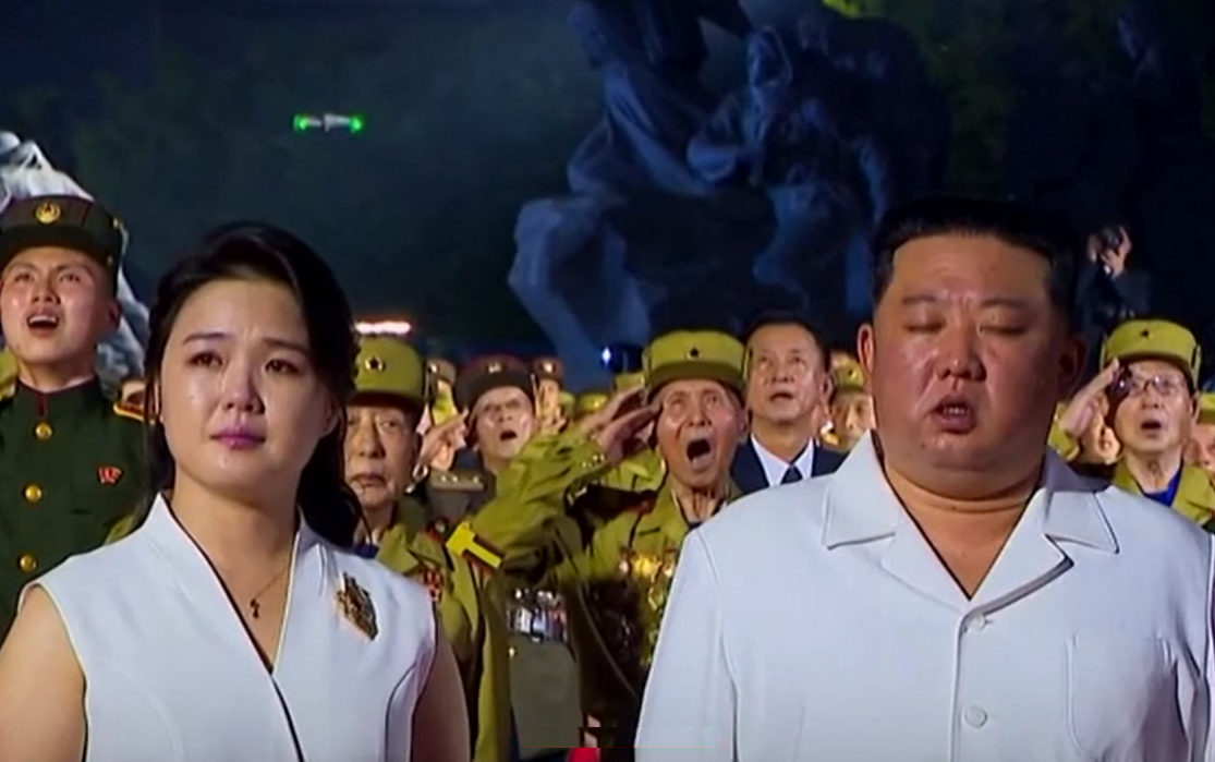 VIDEO Soția lui Kim Jong Un plânge în timp ce liderul Coreei de Nord cântă imnul țării
