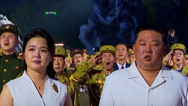 Soția lui Kim Jong Un plânge în timp ce liderul Coreei de Nord cântă imnul țării