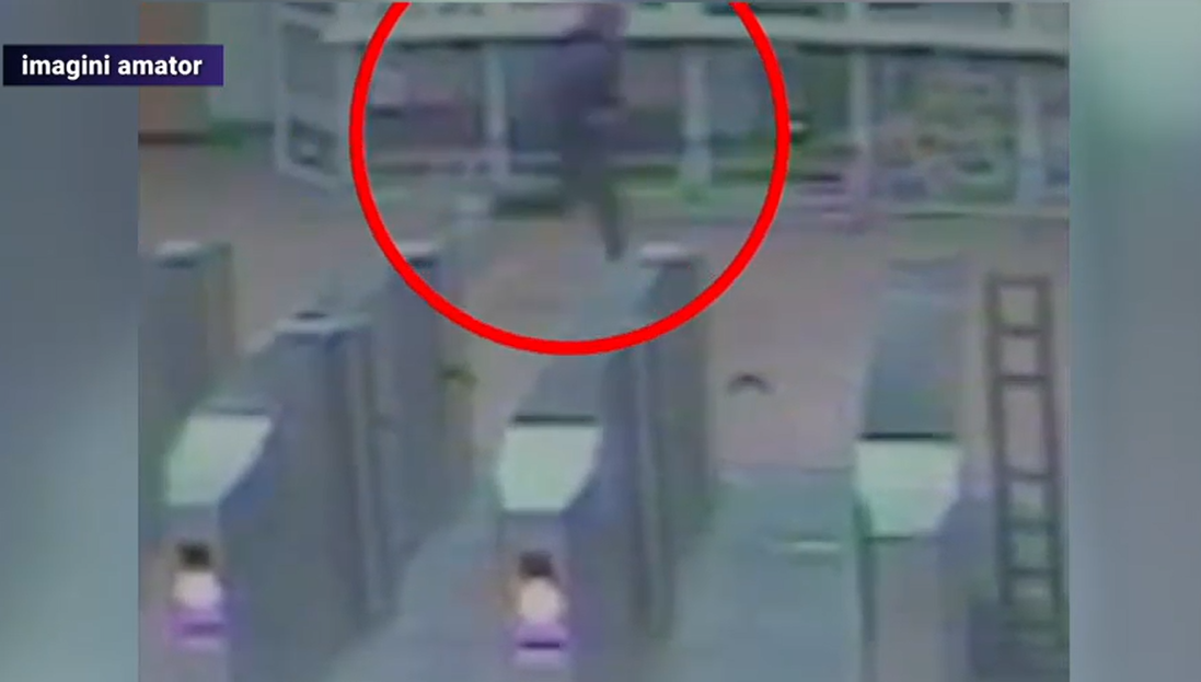 VIDEO. Un bărbat smulgea bijuteriile femeilor care se aflau la metrou. Imagini de pe camerele de supraveghere
