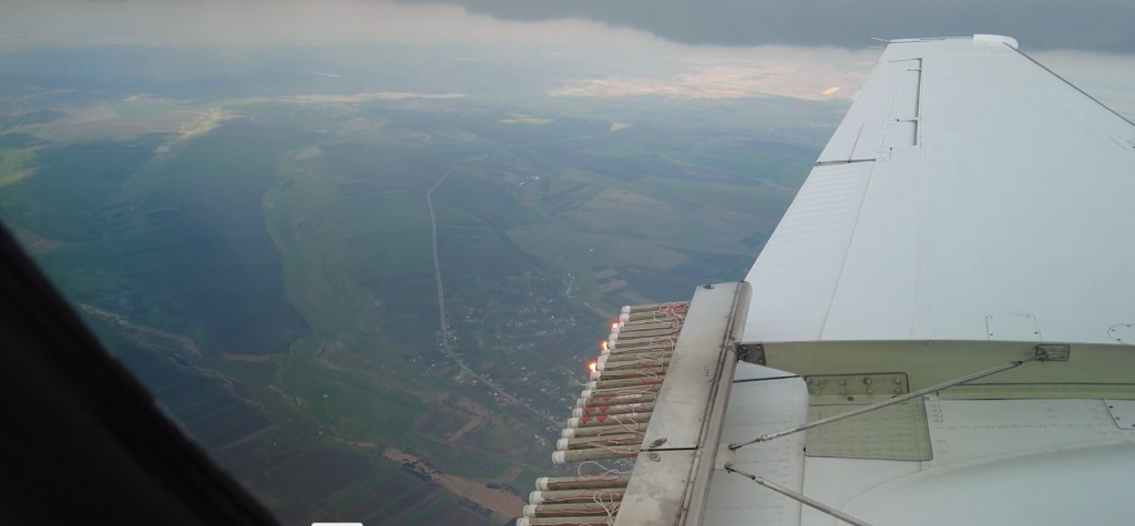 VIDEO Filmare din avionul care convinge norii să plouă. „Noi începem să lucrăm acolo unde deja sunt niște picături de apă”
