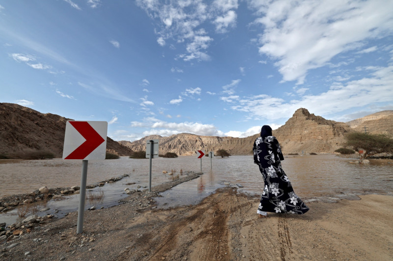 Inundații puternice au lovit Emiratele Arabe Unite, o țară unde aproximativ 65% din suprafață este acoperită de deșert. Foto-Profimedia (4)
