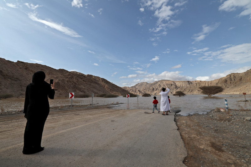 Inundații puternice au lovit Emiratele Arabe Unite, o țară unde aproximativ 65% din suprafață este acoperită de deșert. Foto-Profimedia (9)