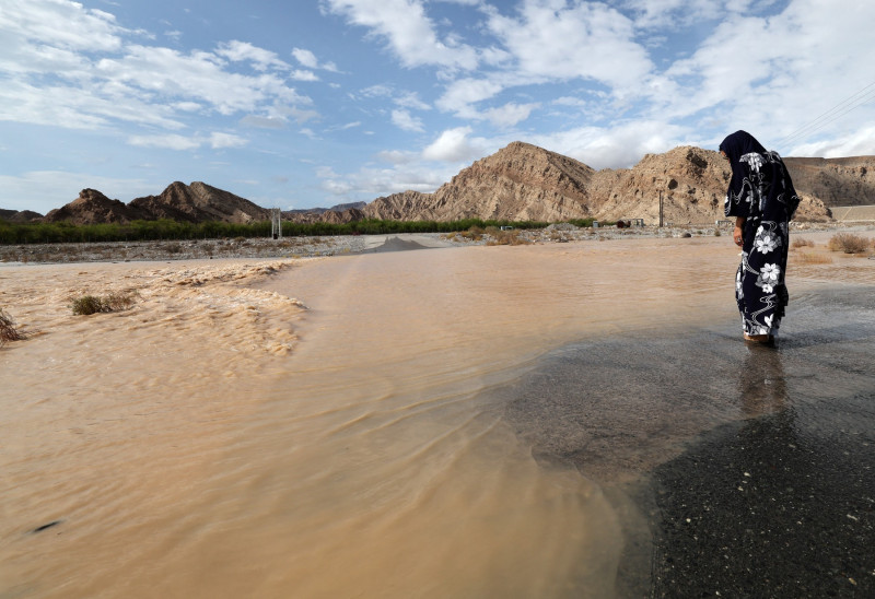 Inundații puternice au lovit Emiratele Arabe Unite, o țară unde aproximativ 65% din suprafață este acoperită de deșert. Foto-Profimedia (6)