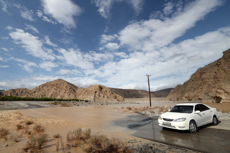 Inundații puternice au lovit Emiratele Arabe Unite, o țară unde aproximativ 65% din suprafață este acoperită de deșert. Foto-Profimedia (8)