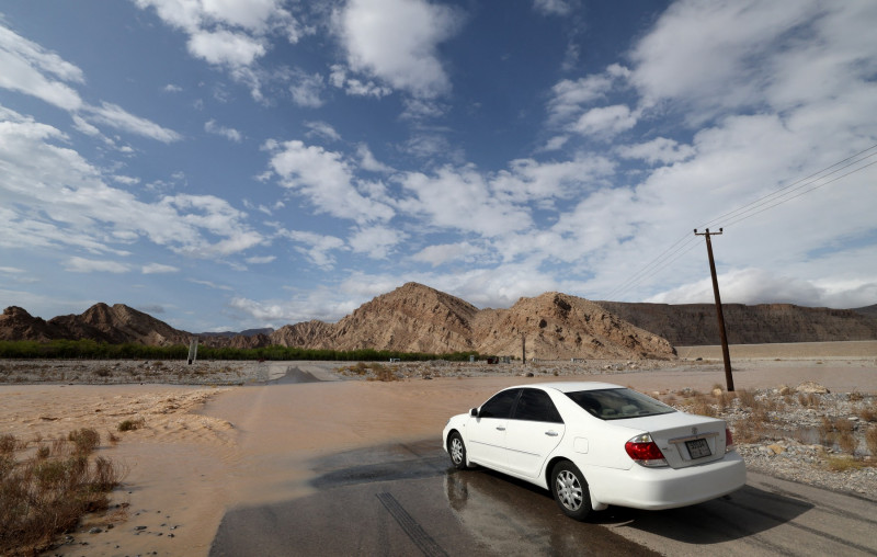 Inundații puternice au lovit Emiratele Arabe Unite, o țară unde aproximativ 65% din suprafață este acoperită de deșert. Foto-Profimedia (1)
