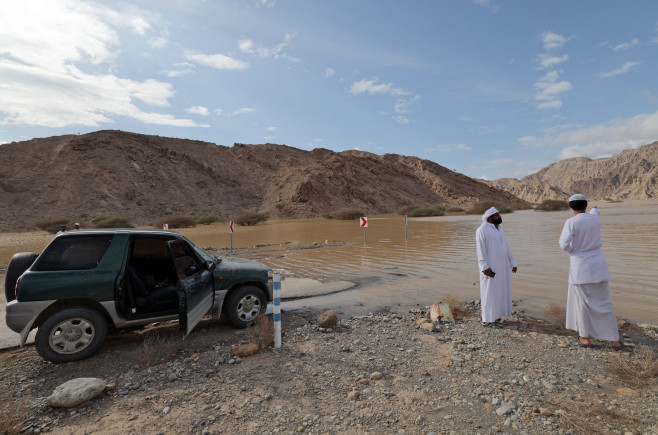 Inundații puternice au lovit Emiratele Arabe Unite, o țară unde aproximativ 65% din suprafață este acoperită de deșert. Foto-Profimedia (2)