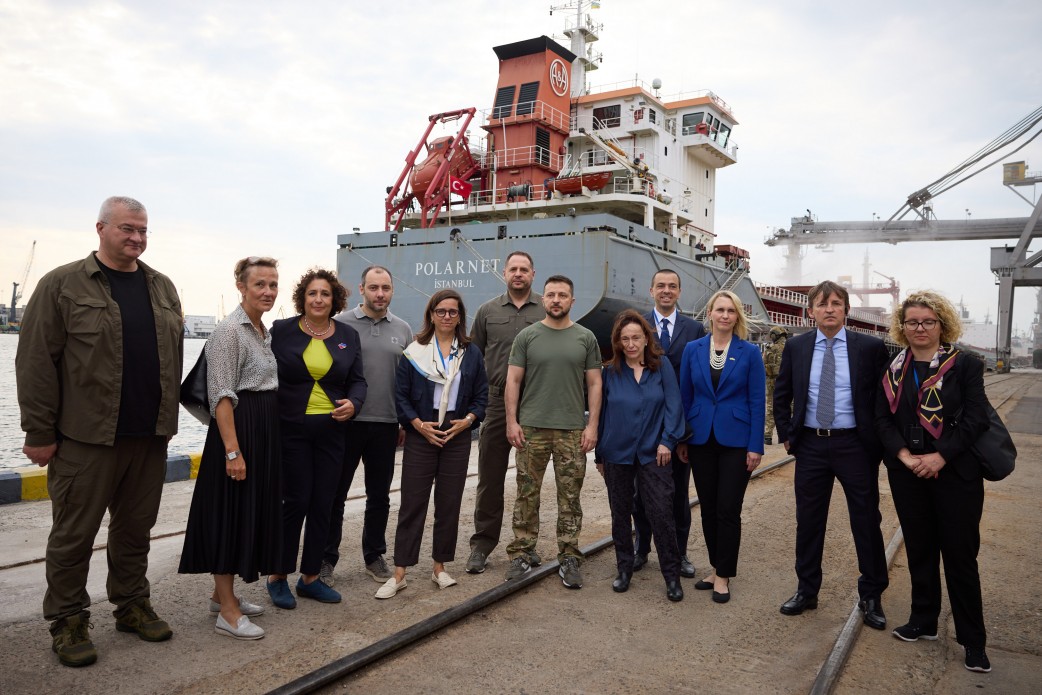 Zelenski a fost vineri în portul Odesa, unde 17 nave încărcate cu grâu așteaptă ridicarea blocadei ruse
