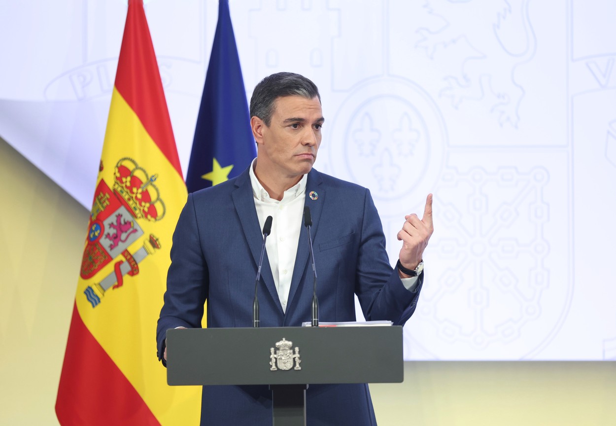 Premierul Spaniei recomandă miniștrilor să renunțe la cravată: „Astfel putem cu toții să facem economie la energie”