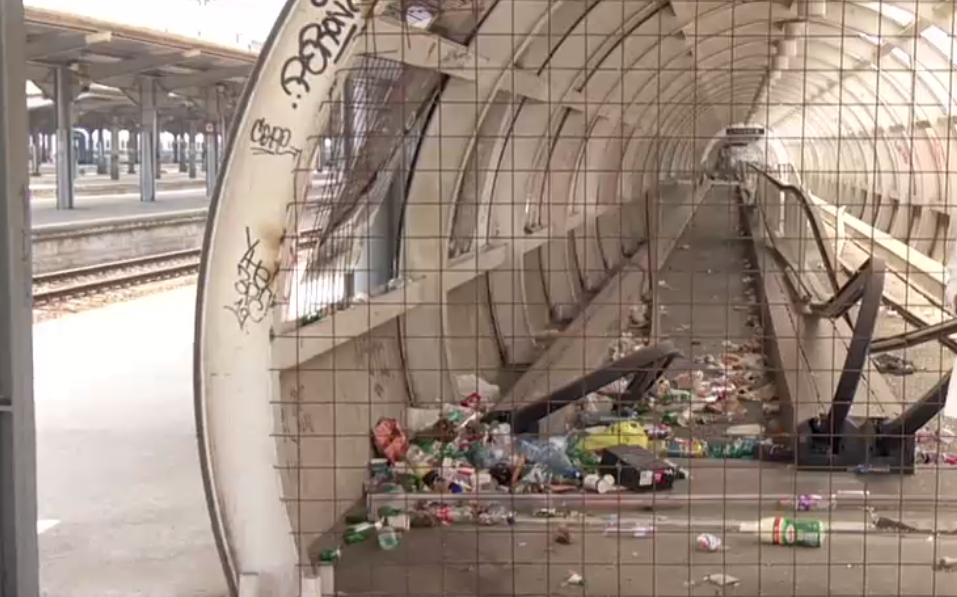 Investiție de 11 milioane de lei, transformată în coș de gunoi. Trotuarul rulant de la Gara de Nord a fost abandonat și a ajuns o ruină