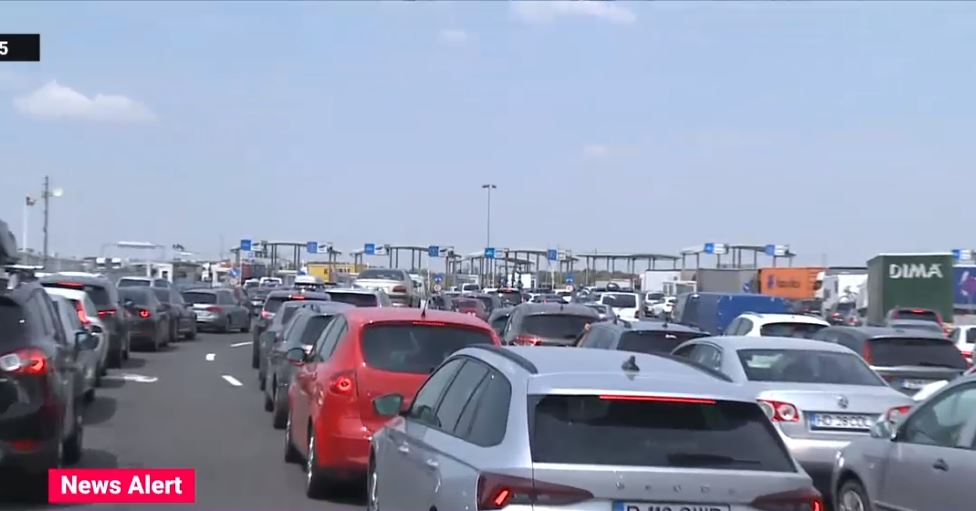 Cozi uriașe în Vama Nădlac, unde românii așteaptă peste o oră să intre în țară. Aglomerație și pentru cei care pleacă în concediu