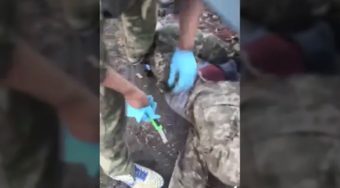 Furie stârnită de un filmuleț în care un soldat rus castrează un ucrainean