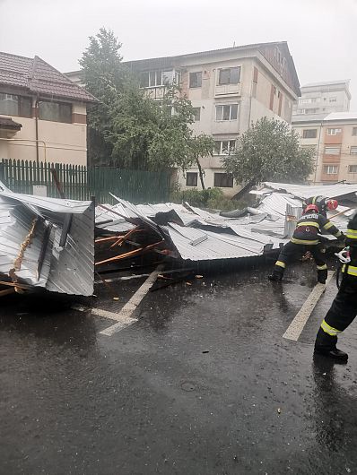 Furtuna a făcut prăpăd la Focșani. Acoperișul unui bloc a fost luat de vânt, iar copacii căzuți au distrus mașini