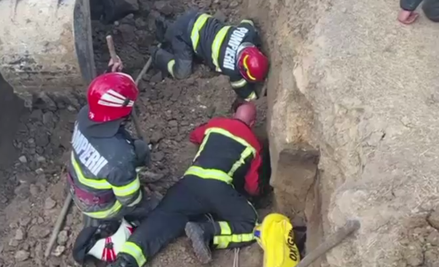 Un bărbat a murit și unul a fost salvat după ce au fost prinși sub un mal de pământ, în localitatea Castelu, județul Constanța