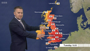 Meteorolog britanic prezinta vremea la tv