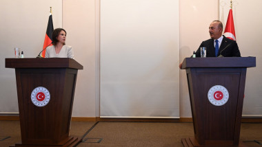 Annalena Baerbock și Mevlut Cavusoglu susțin o conferință de presă.