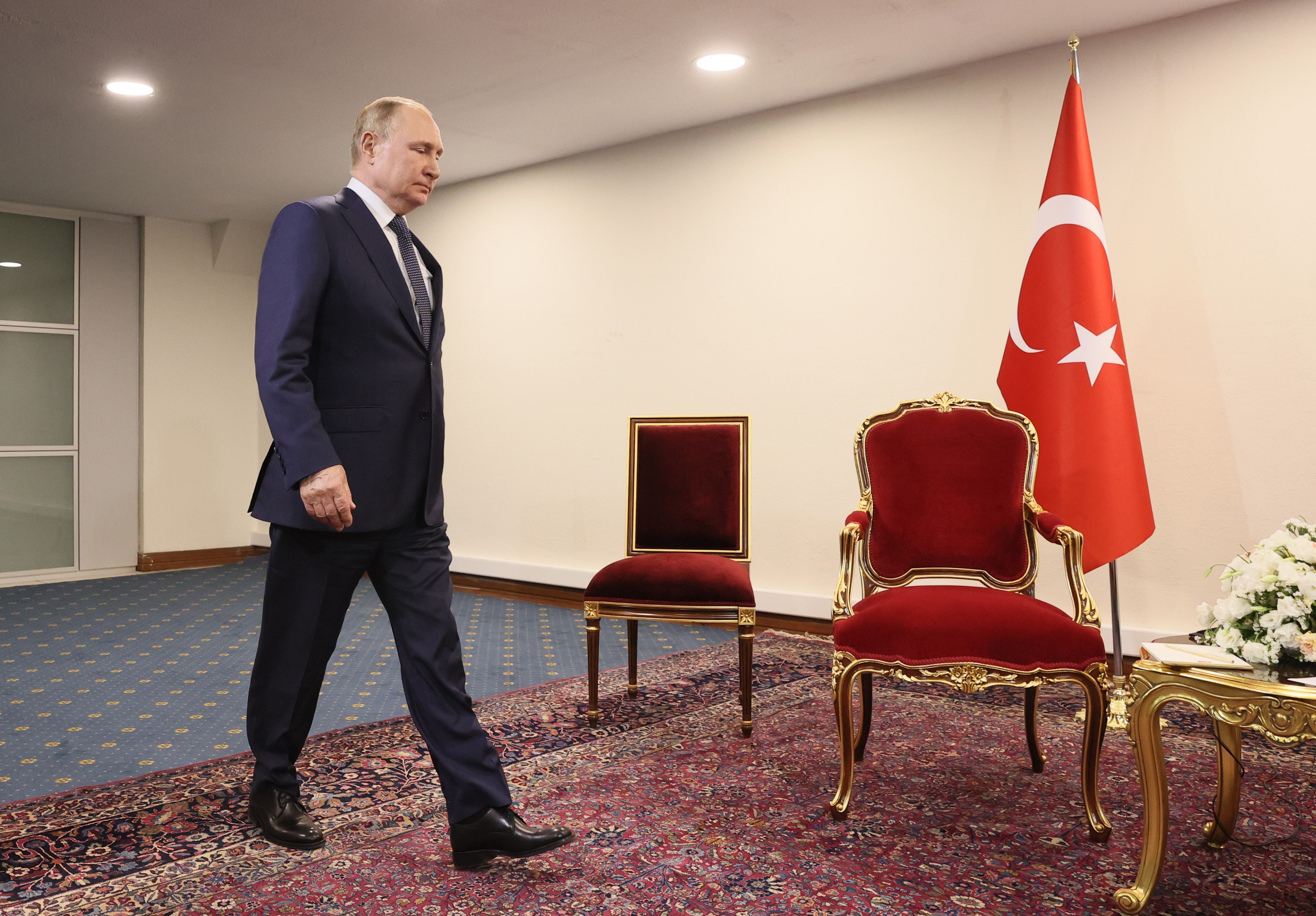 Răzbunarea lui Erdogan. Imagini virale cu Putin care a fost lăsat să îl aștepte pe președintele turc într-o cameră  