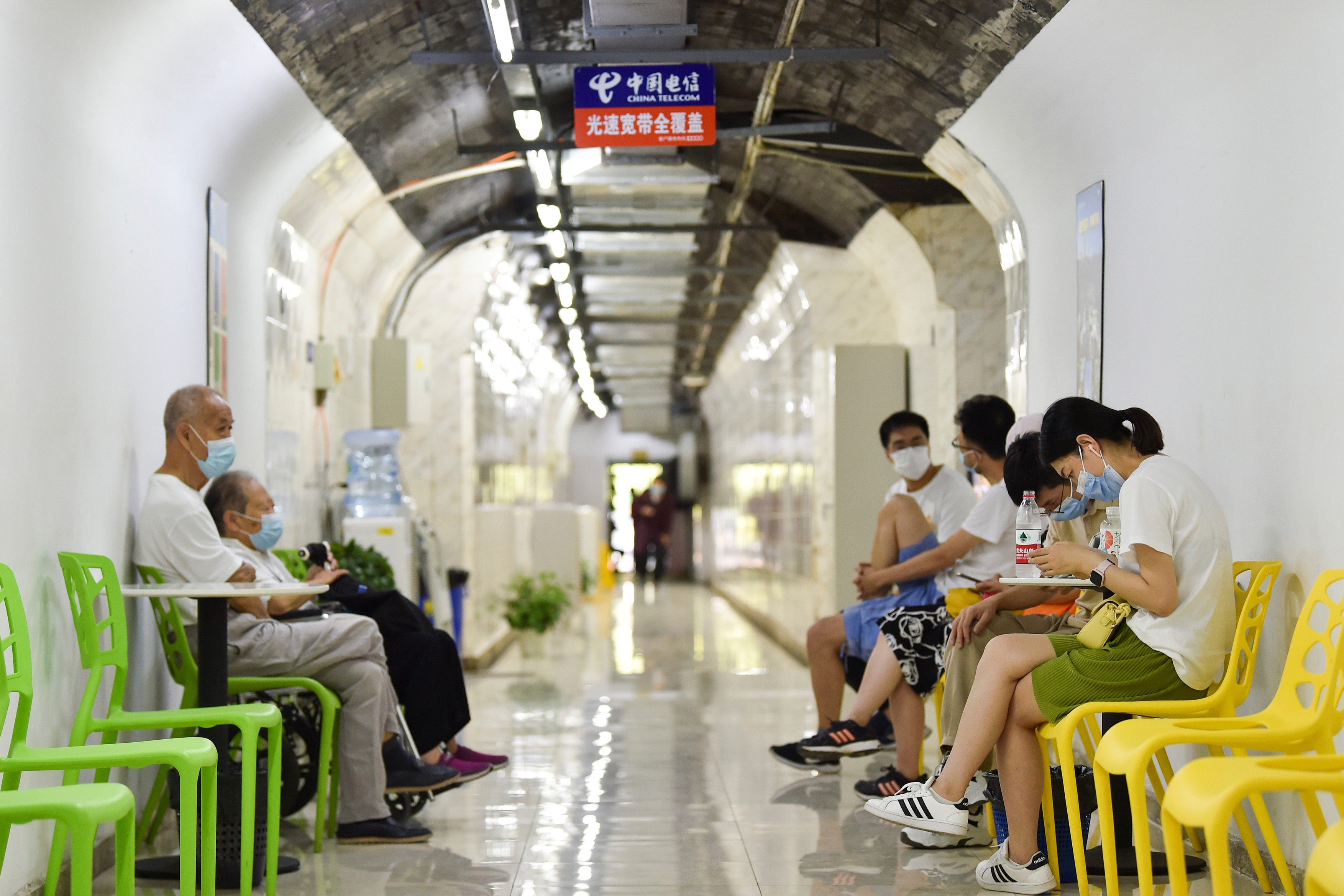 Caniculă și precipitații record în China. Oamenii se ascund în buncăre, lucrătorii care fac teste Covid se prăbușesc pe stradă