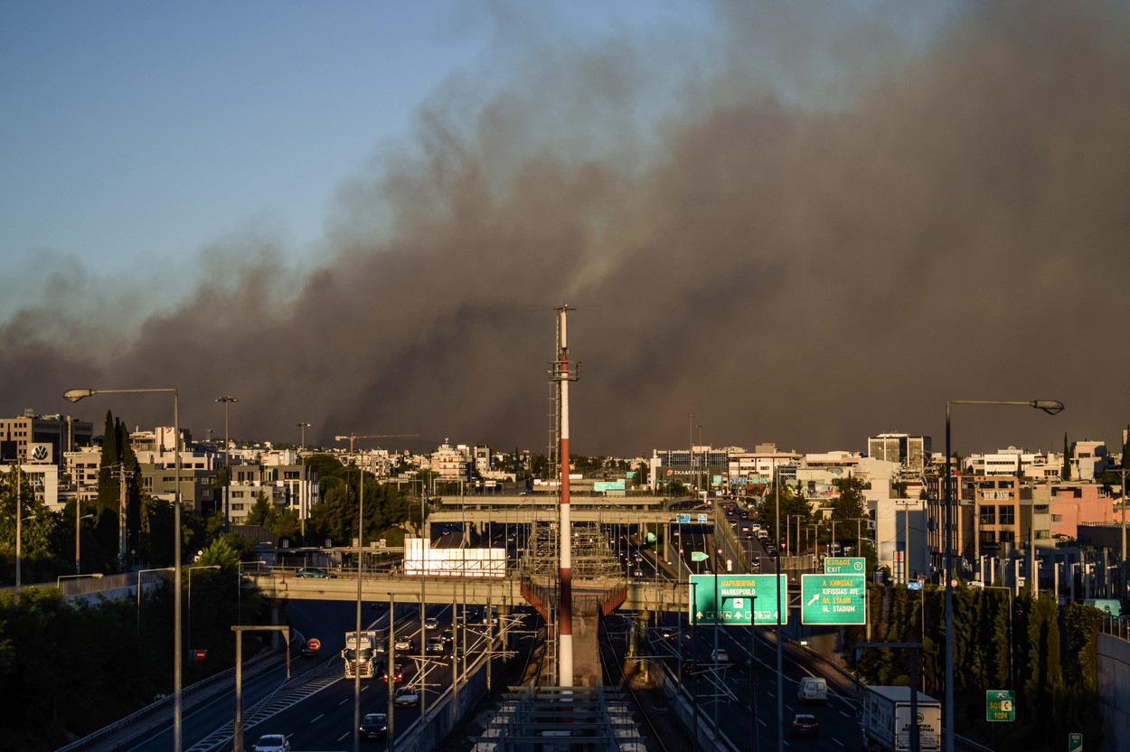 Incendiile fac ravagii în Grecia, la nord de Atena, în zone populate. Mai multe case și un spital de pediatrie au fost evacuate