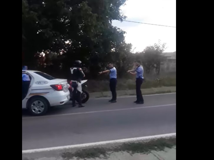 VIDEO. Motociclist teribilist, oprit cu focuri de armă de poliție. Bucureșteanul a fost amendat și a rămas fără permis