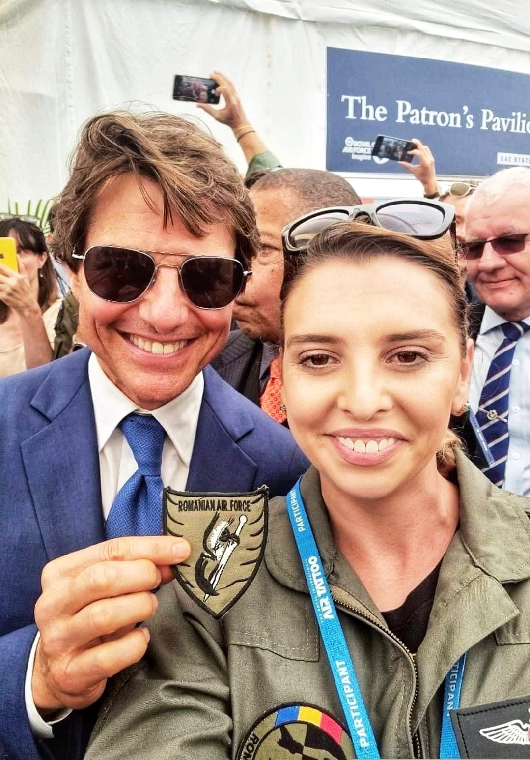 Povestea unei fotografii care a devenit virală. Căpitanul Claudia Pop a dezvăluit cum a ajuns să facă un selfie cu Tom Cruise