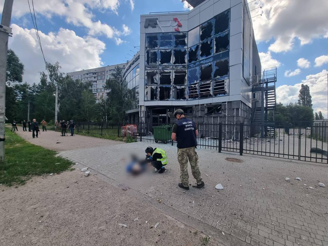 O rachetă lansată de ruși a ucis trei oameni în Harkov. Explozii și focuri de armă în apropiere de centrala nucleară din Zaporojie