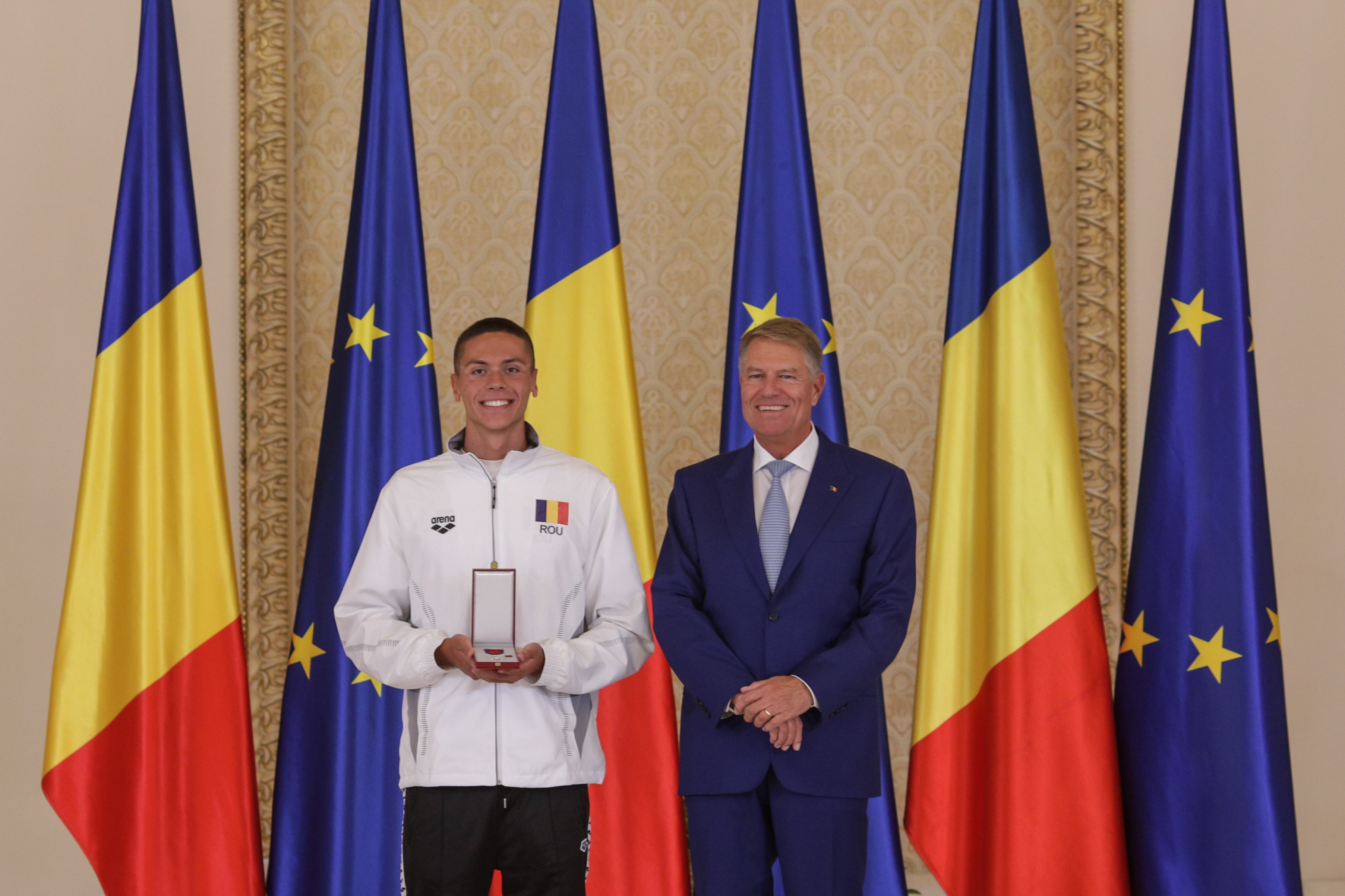 David Popovici, decorat de Klaus Iohannis cu gradul de cavaler: „Rezultatele obligă autoritățile să facă din sport o prioritate”