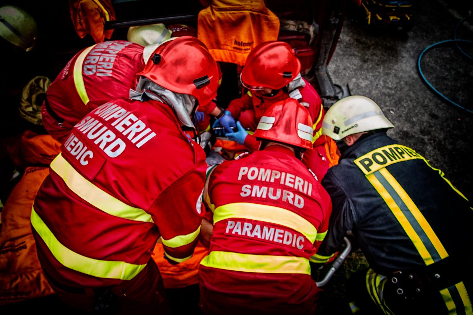 Accident grav în Teleorman. Doi adulţi şi trei copii au murit, după ce maşina în case se aflau a intrat frontal într-un TIR