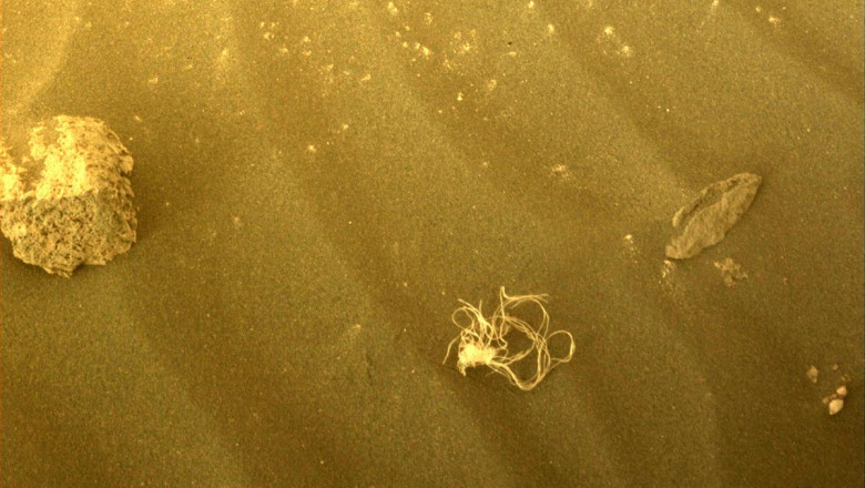 Imagine neașteptată surprinsă de Perseverance pe Marte: un ghem de sfoară