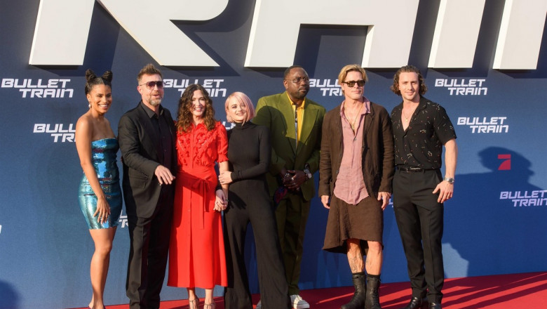 Brad Pitt s-a îmbrăcat în fustă la premiera filmului Bullet Train.