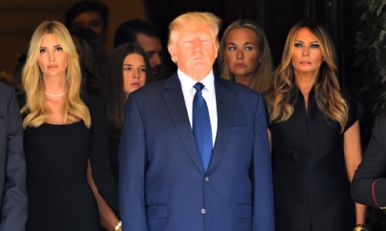 Funeraliile Ivanei Trump au avut loc la New York. Donald Trump a venit la înmormântarea fostei soții alături de Melania