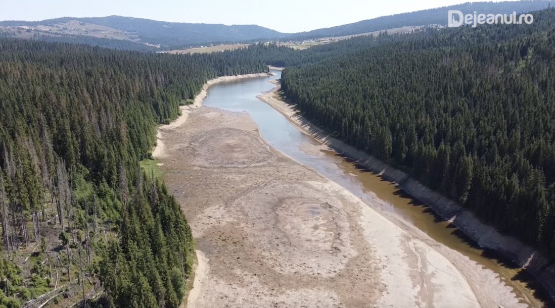 Imagini cu lacul Beliș, după o lună de secetă. În unele locuri, apa a scăzut chiar și cu 13 metri