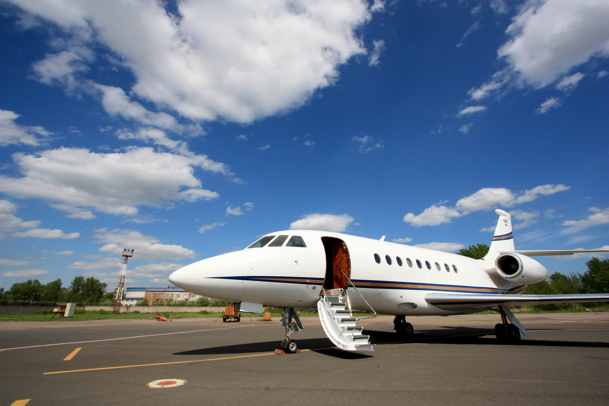 Un zbor cu avionul privat de numai 17 minute? Cine sunt superbogații cu „dispreț absolut pentru planetă”