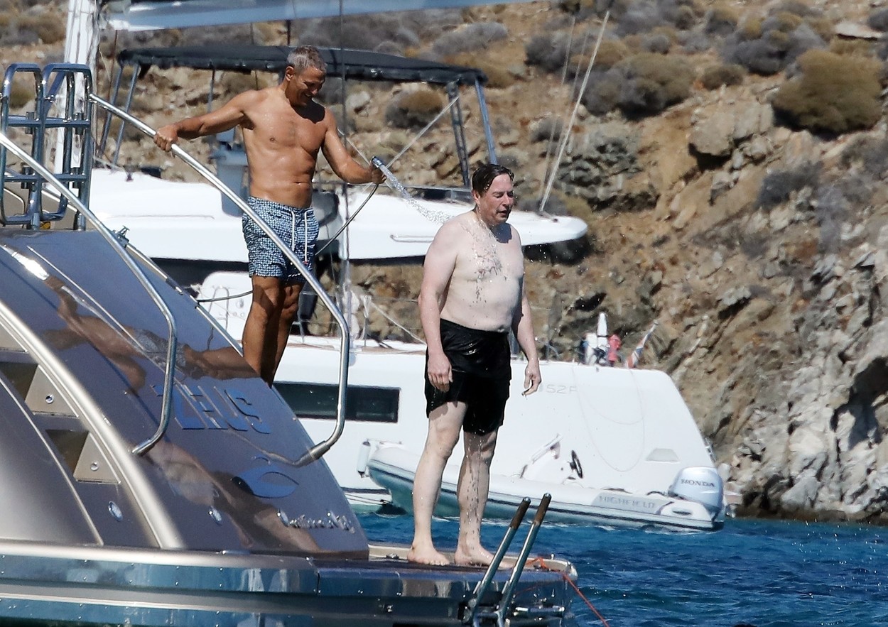 Frenezie online după ce Elon Musk a apărut la bustul gol în Mykonos. Reacția miliardarului: „Ar trebui să-mi dau jos cămașa mai des”