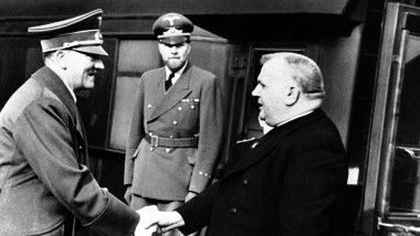 Adolf Hitler dă mâna cu Jozef Tiso