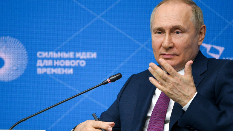 Vladimir Putin ka nucrofon gesticuleaza cu mana