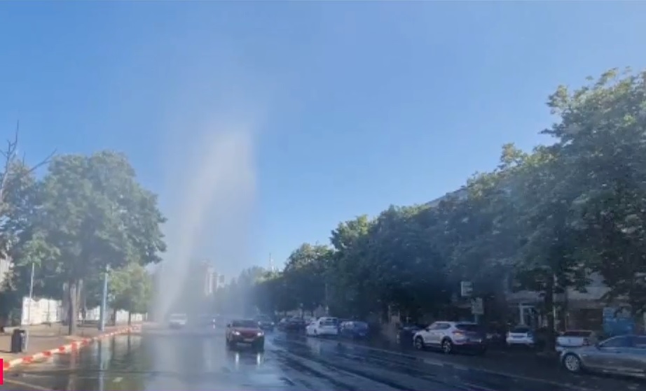 VIDEO. O coloană de câțiva metri de apă caldă tâșnește cu putere din asfalt pe un bulevard din centrul Constanței