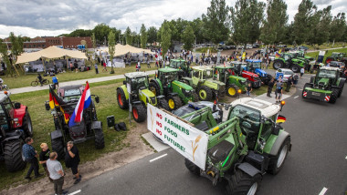 Protest al fermierilor olandezi față de planurile de reducere a numărului de animale.