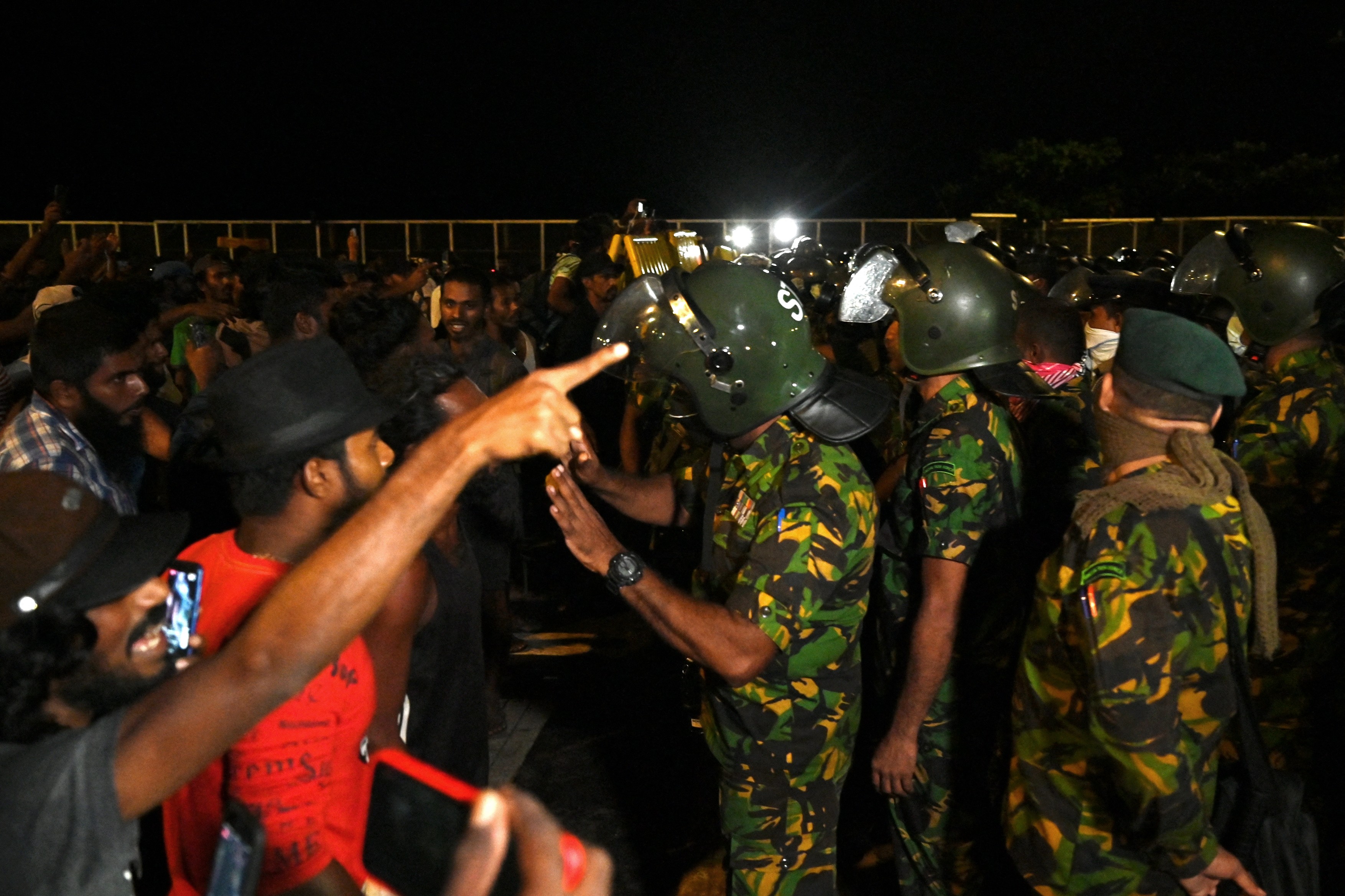 Noi violențe în Sri Lanka. La două zile după ce a fost învestit, noul președinte a trimis armata să-i aducă la tăcere pe protestatari