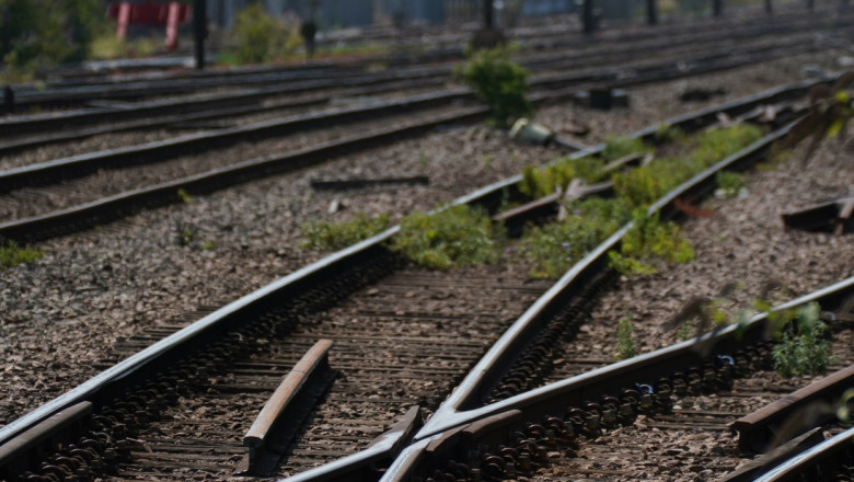 sine de tren vopsite in alb