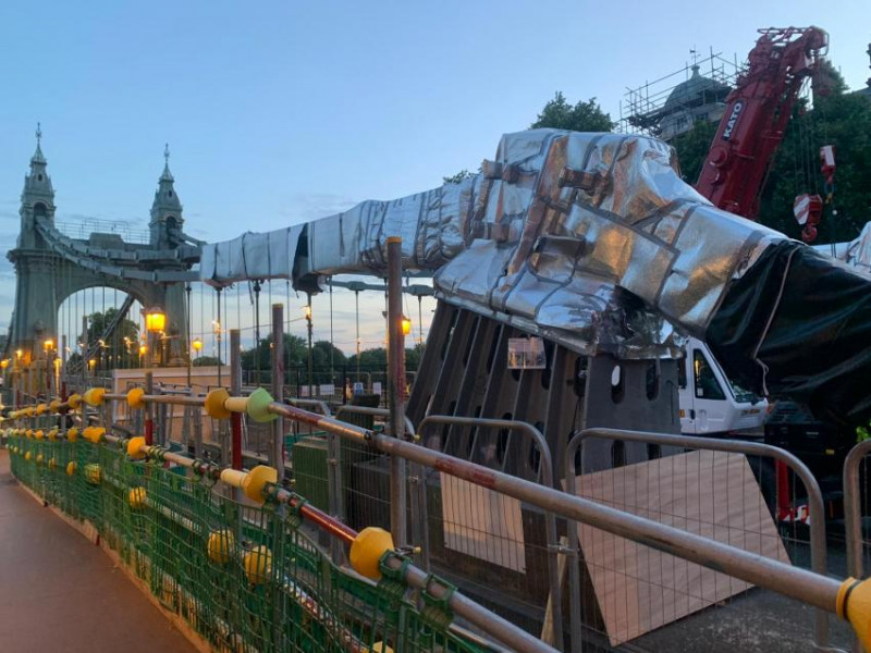 hammersmith_bridge_engineers_in_heatwave