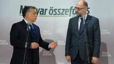 Viktor Orban și Kelemen Hunor. in fata unor microfoane