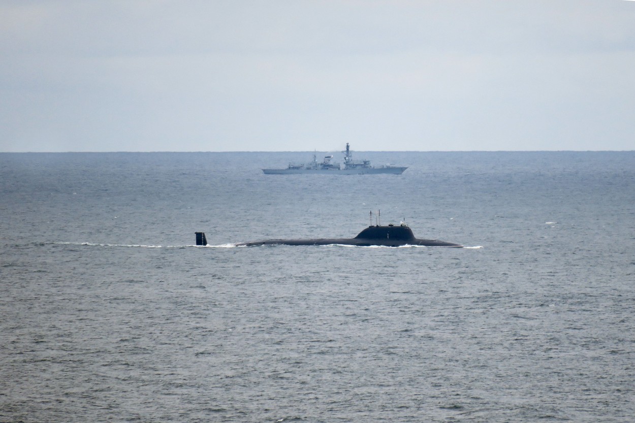 O navă britanică de război a urmărit două submarine rusești în Marea Nordului