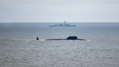 un submarin rusesc este urmarit de o nava britanica