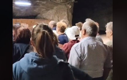 Sute de turişti aflaţi în Salina Praid au fost evacuați din cauza unor infiltrații „abundente cu nămol”